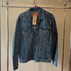 Classic trucker-style Levi’s jean jacket. Men’s M.